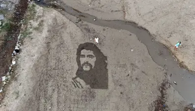 Barış Manço'nun resmini Alanya sahillerine işledi