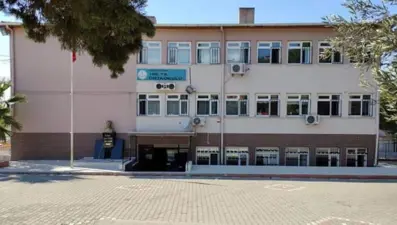 Manisa’daveli sınıfı bastı, ders sırasında öğretmene saldırdı