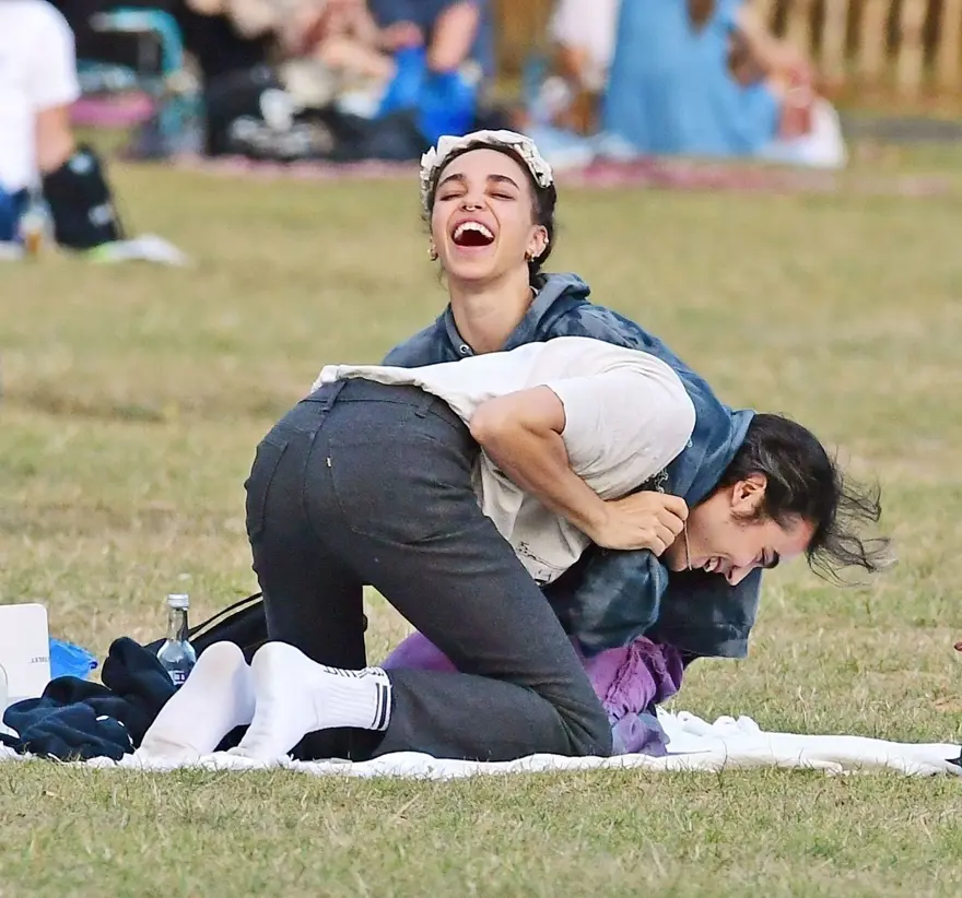 FKA Twigs ve sevgilisinin park keyfi 1