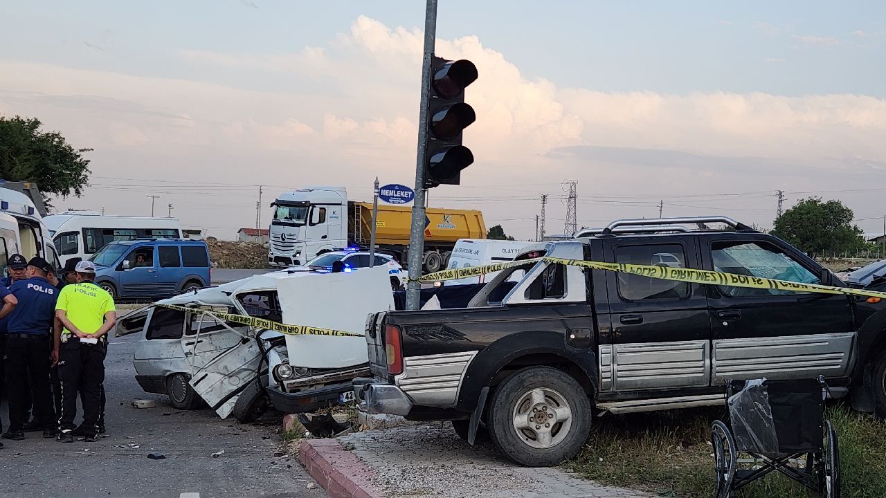 Konya'da otomobil ile kamyonet çarpıştı, sürücü ile eşi öldü