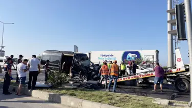 Alanya'da tur minibüsü TIR'la çarpıştı: 2 kişi öldü, 12 kişi yaralandı