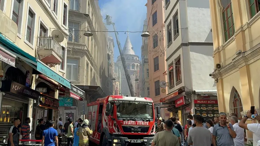 Galata’da yangın: Sokaklar duman altında kaldı Galata’da yangın: Sokaklar duman altında kaldı