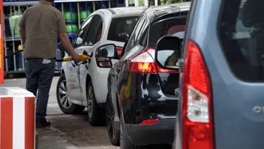 Elektrikli araçtan benzin çalmaya çalışınca akıma kapılıp öldü