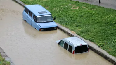 Gece boyu sağanak etkili oldu: Araçlar suya gömüldü