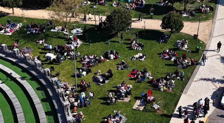 Depremin ardından park ve bahçeler doldu 1