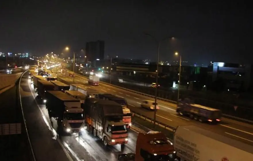 Karton yüklü kamyonda yangın 3