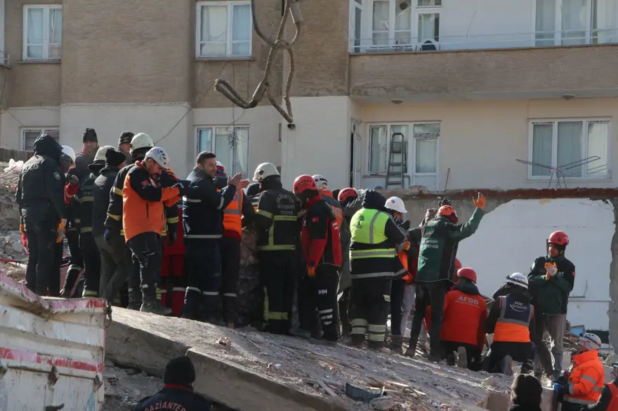 35. SAATTE İKİ KİŞİ SAĞ KURTARILDI 59