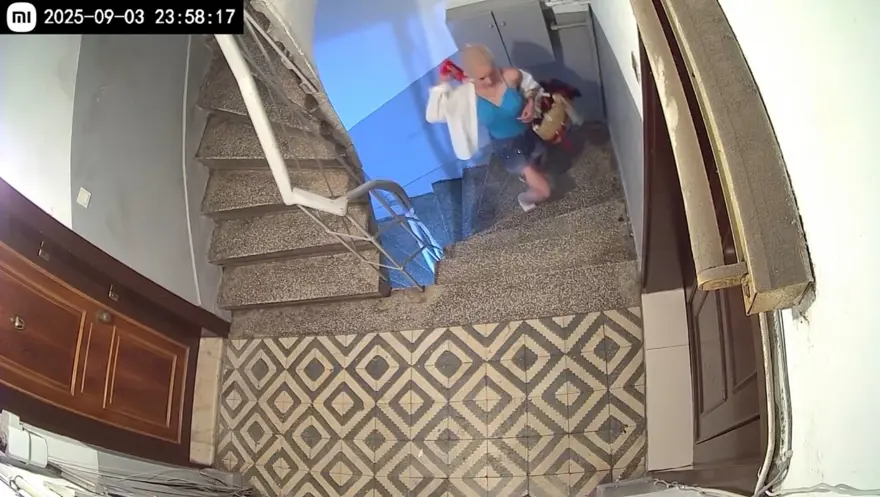 DAİRENİN KAPISINA TEKME VE YUMRUK ATTI 2