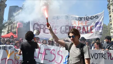 Fransa'da açlık grevindeki sağlıkçılar hastane yönetim binasını işgal etti