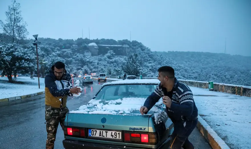 Antalya’ya 29 yıl sonra kar yağdı 19 Antalya’ya 29 yıl sonra kar yağdı 19