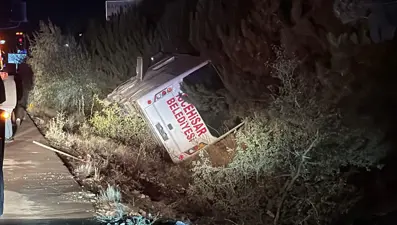 Afyonkarahisar'da midibüs devrildi: 12 yaralı