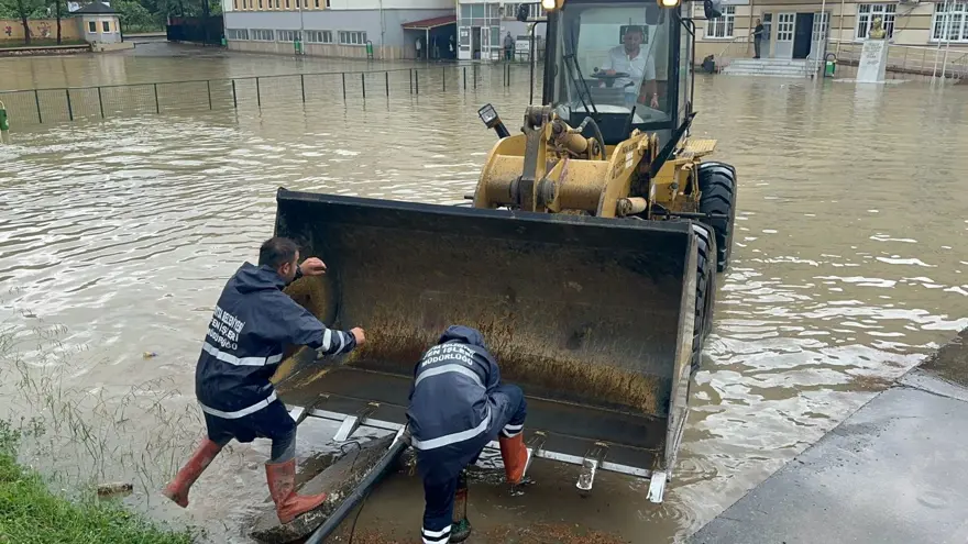 Şiddetli yağış sokakları göle çevirdi! Sel, su baskınları yaşanıyor, yağış gün boyu sürecek 8