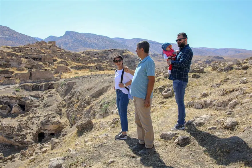 Arkeolog çiftin bebeği Sarya Hasankeyf kazı ekibinin neşe kaynağı oldu 23 Arkeolog çiftin bebeği Sarya Hasankeyf kazı ekibinin neşe kaynağı oldu 23