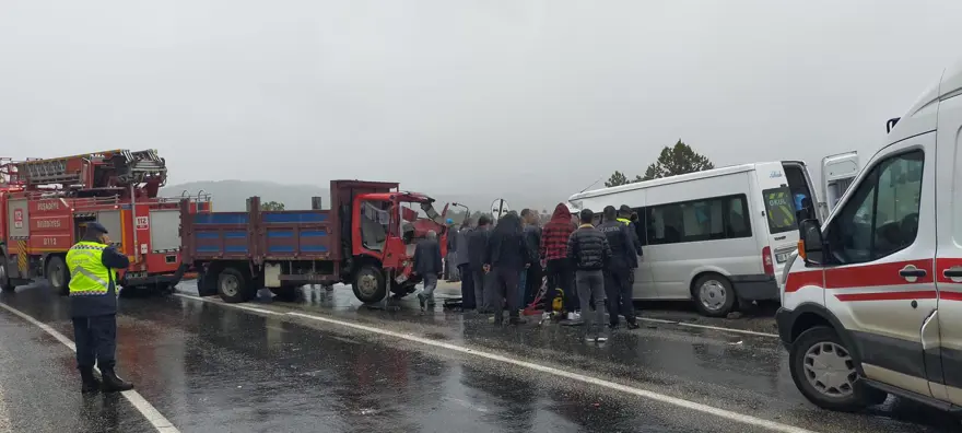 Servis minibüsüyle kamyonet çarpıştı: 2 ölü, 11 yaralı 8 Servis minibüsüyle kamyonet çarpıştı: 2 ölü, 11 yaralı 8