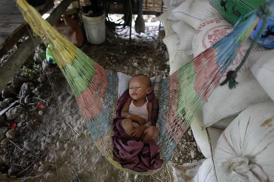 Pirinç çuvallarının arasıda 11