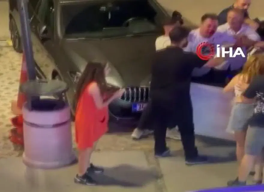 Eğlence merkezi çıkışında yumruklar havada uçuştu 