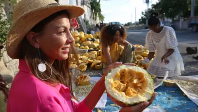 Yabancı modeller Kapadokya'da pekmez kaynatıp salça yaptı