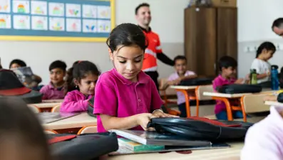 THY'nin uçak koltukları okul çantasına dönüştü, depremzede çocuklara hediye edildi