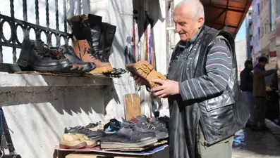 71 yaşındaki ayakkabı tamircisi durumu kötü olanlara umut oluyor
