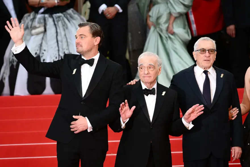 9 DAKİKA AYAKTA ALKIŞLANDI 2 9 DAKİKA AYAKTA ALKIŞLANDI 2