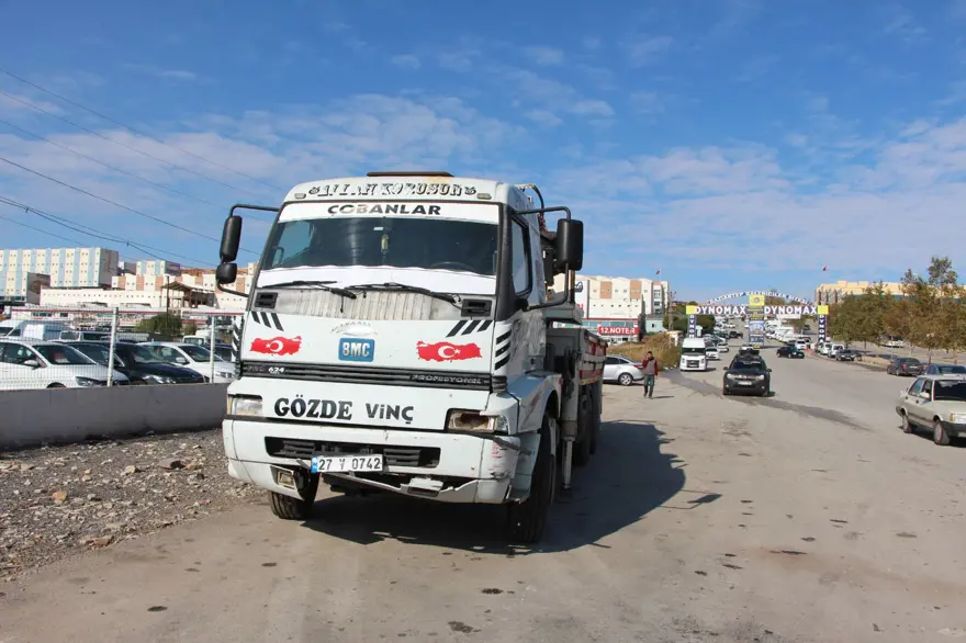 El freni çekilmeyen vinç 11 araca çarparak durdu 2