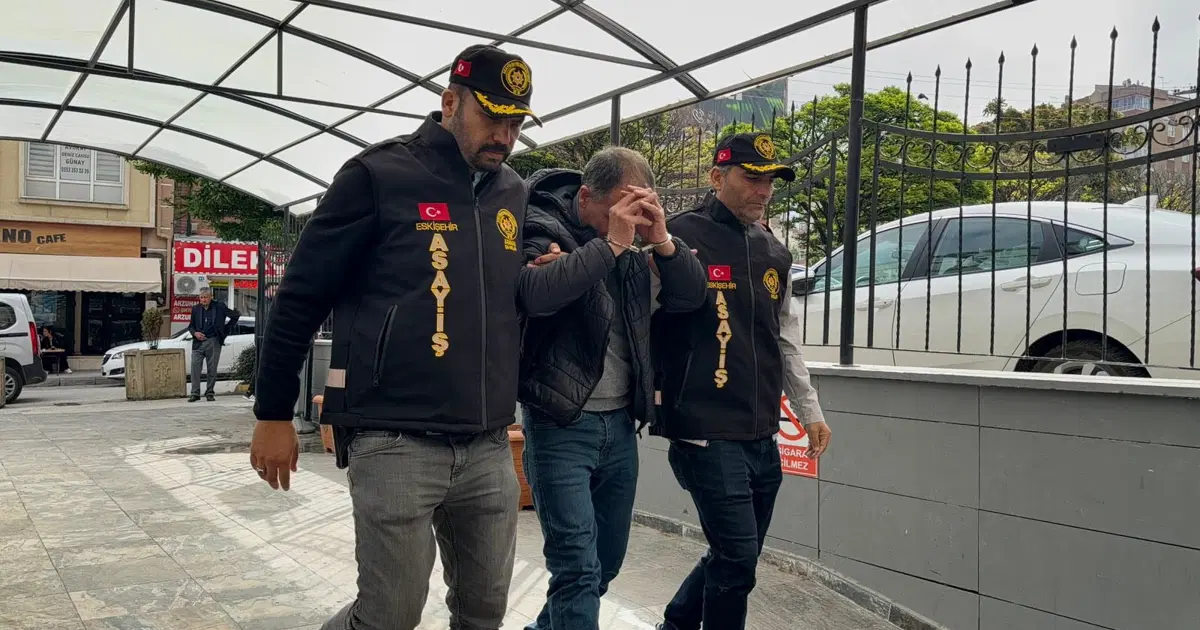 25 yıl kesinleşmiş hapis cezasıyla 9 yıldır aranıyordu. Eskişehir'de yakalandı