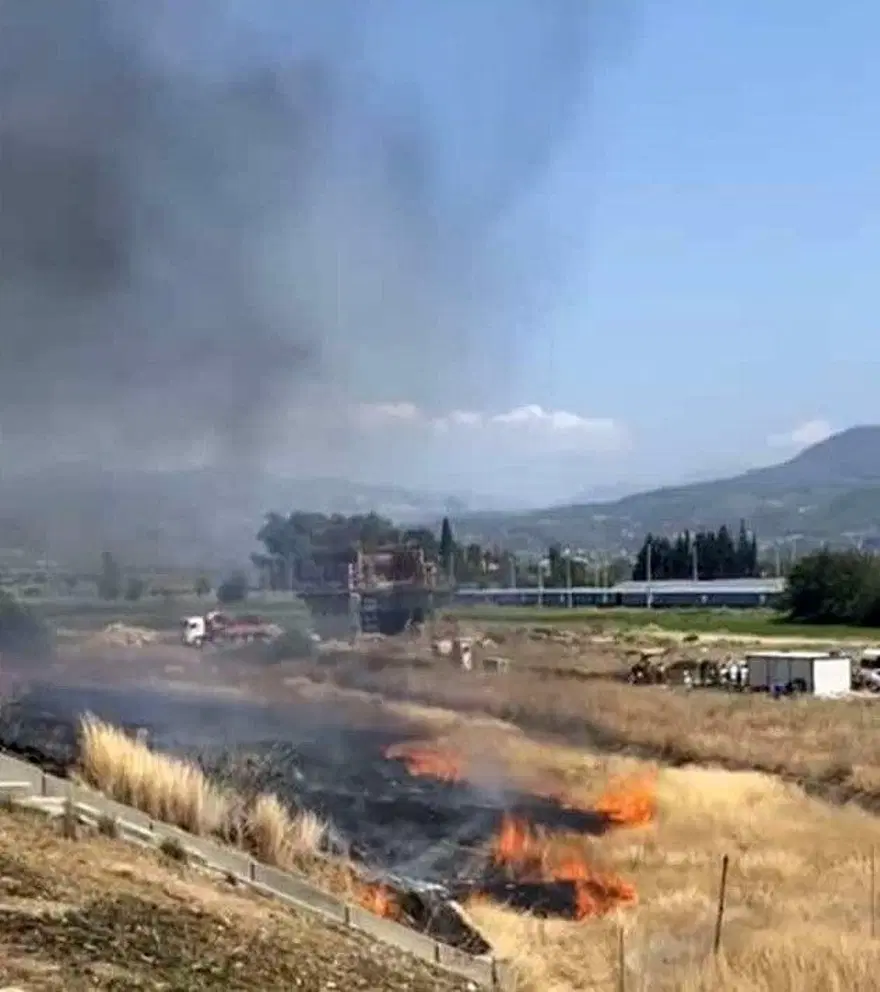 Otoyolda yangınpaniği: Kamyonet alev topuna dönüştü 3 Otoyolda yangınpaniği: Kamyonet alev topuna dönüştü 3