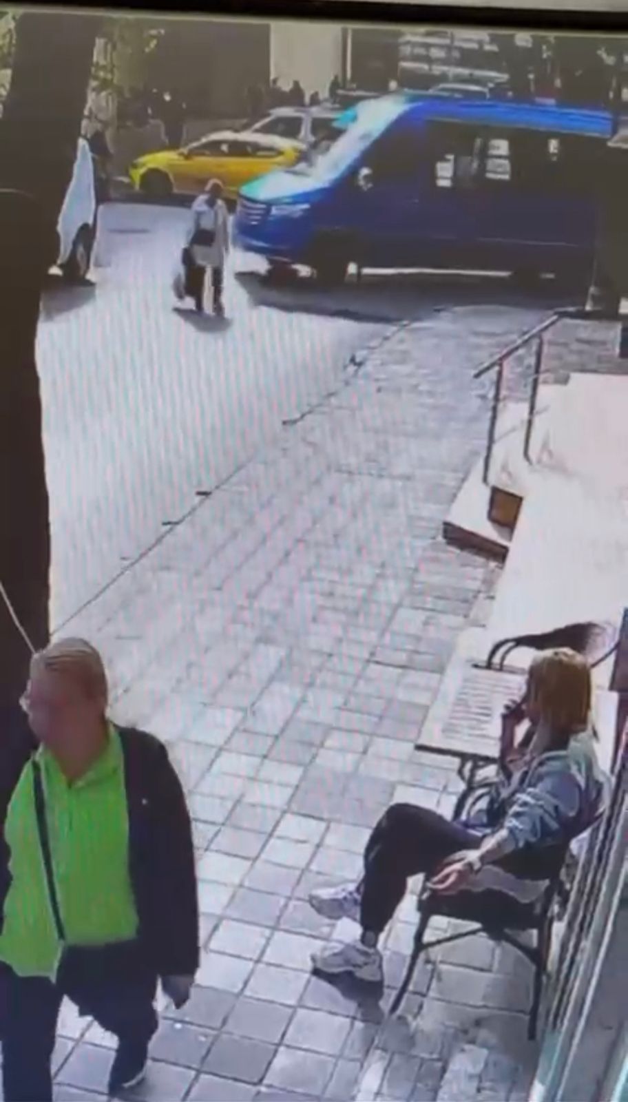 Minibüsün çarptığı yaşlı kadın yaralandı