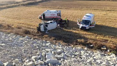 Hafif ticari araç tarlaya uçtu: 6 yaralı