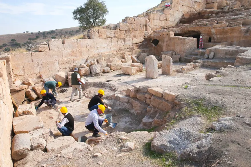 Diyarbakır'daki Zerzevan Kalesi'nde 1900 yıllık Mithras Tapınağı'nın anıtsal kapısına ulaşıldı 3