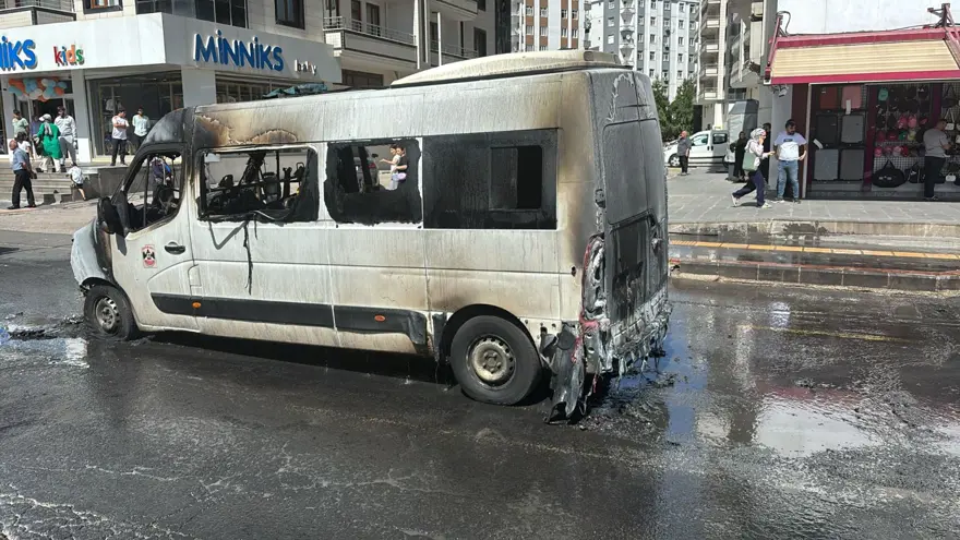 Yolcu minibüsü alev alev yandı 2 Yolcu minibüsü alev alev yandı 2