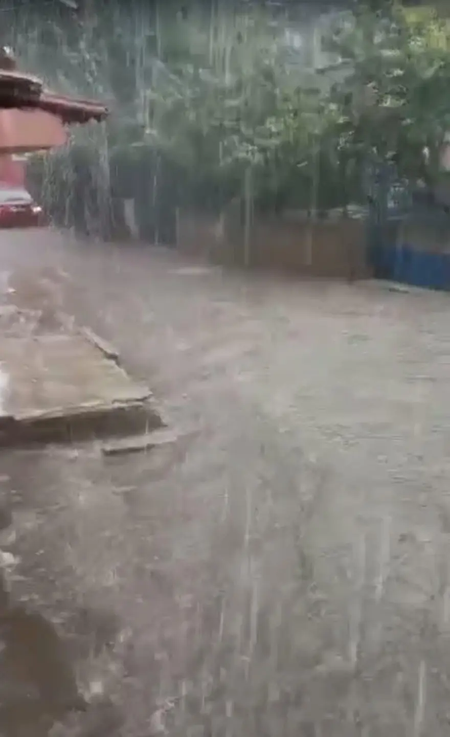 Uşak'ta sağanak: Yollar göle döndü, evleri su bastı 9