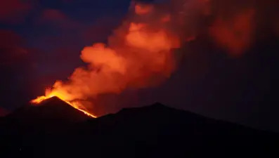 Volkanlar art arda patlıyor: Önce Kanlaon sonra Etna