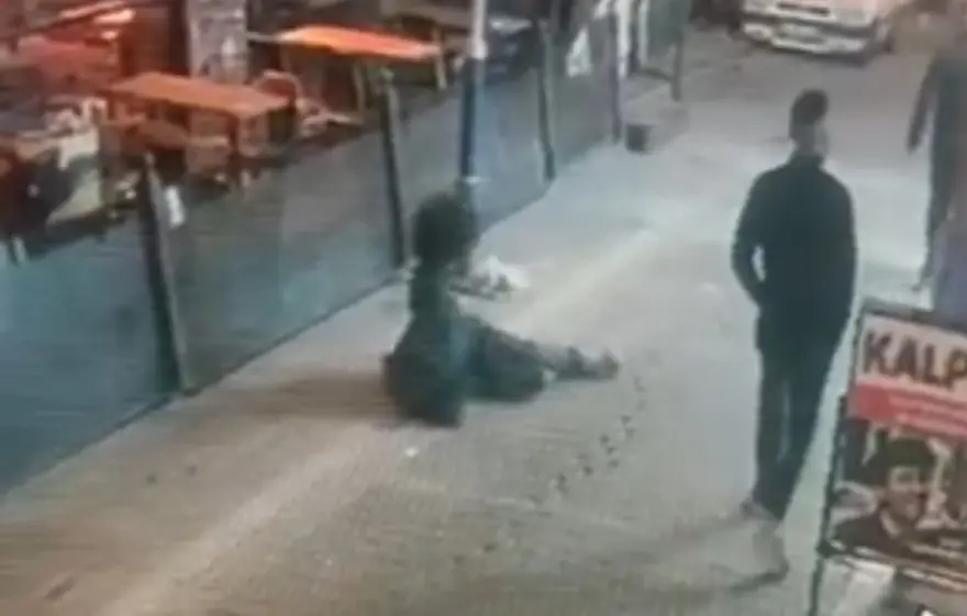 Kar maskelisaldırgandan art arda iki saldırı: Yanlış kişiyi vurunca aynı yere bir daha geliphusumetlisini vurdu 2 Kar maskelisaldırgandan art arda iki saldırı: Yanlış kişiyi vurunca aynı yere bir daha geliphusumetlisini vurdu 2