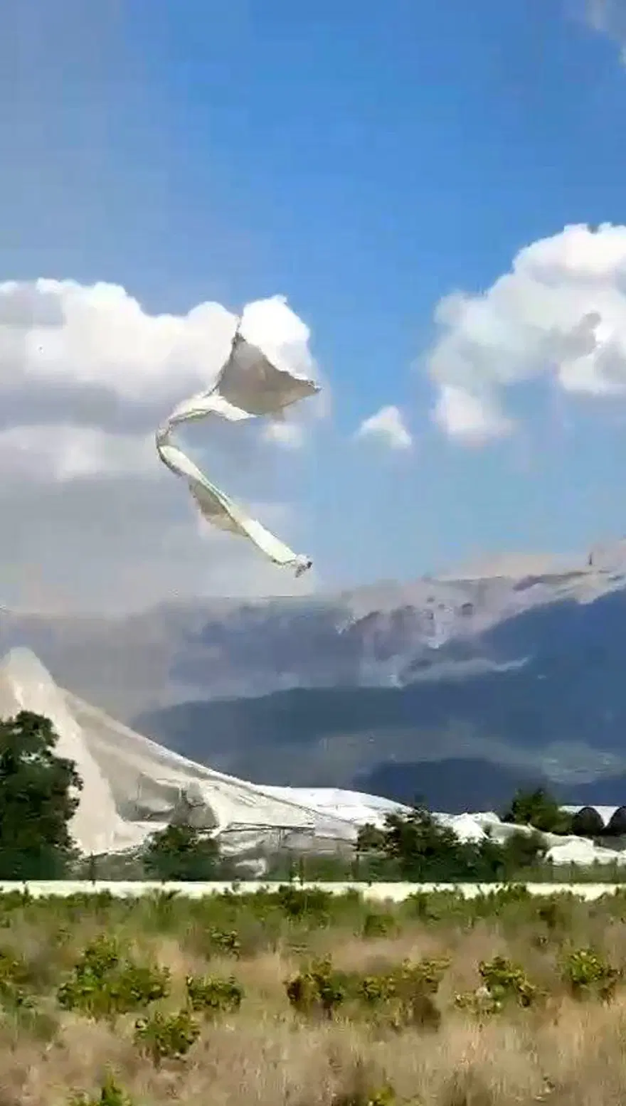 Isparta'da hortum seraları yıktı 1 Isparta'da hortum seraları yıktı 1