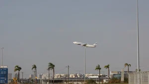 Husilerden İsrail'in Ben Gurion Havalimanı'na füze saldırısı Husilerden İsrail'in Ben Gurion Havalimanı'na füze saldırısı