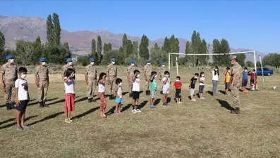 Çocuklar forma isteyince komutan hem formaları hem komando timini alıp maça geldi