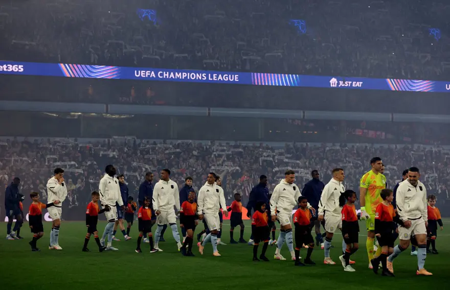 Şampiyonlar Ligi'nde futbolcuları güldüren hata: Seremonide yanlış şarkı çalındı 5 Şampiyonlar Ligi'nde futbolcuları güldüren hata: Seremonide yanlış şarkı çalındı 5