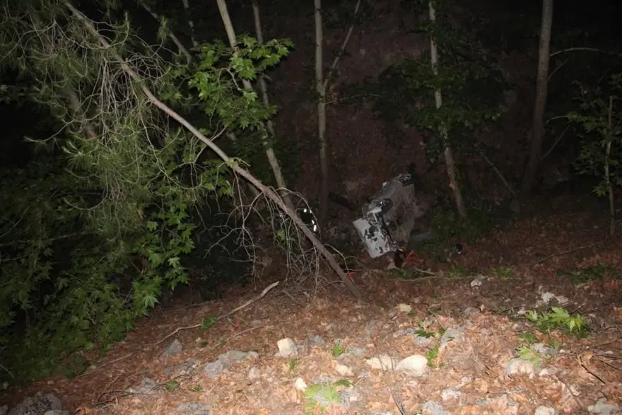 Antalya’dapolisten kaçan otomobil uçuruma yuvarlandı: 3 yaralı 3
