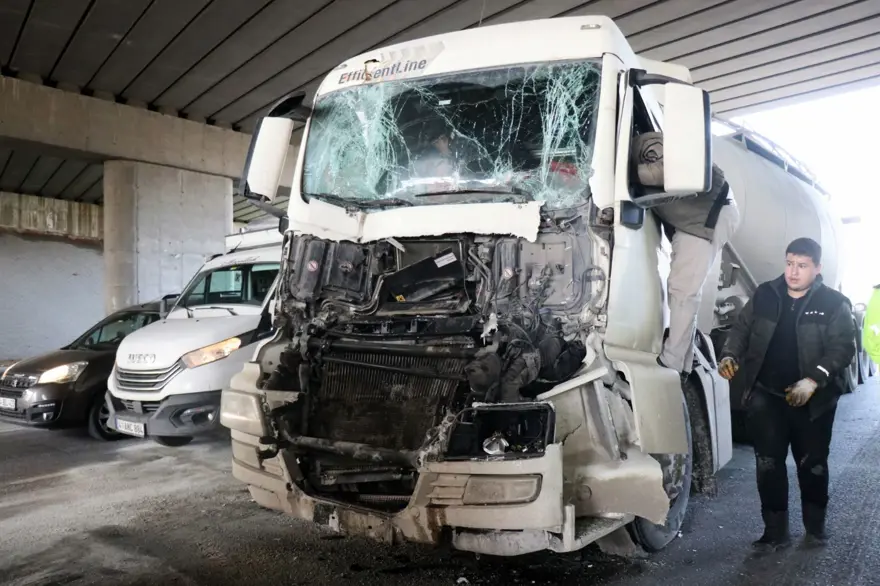 D-100'de TIR'lar çarpıştı 