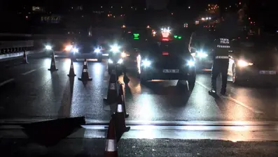 Bayrampaşa'da viyadüğün genleşme derzi koptu: İki kişi yaralandı, araçların lastiği patladı