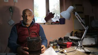 58 yaşındaki depremzede el emeği yaptığı çantalarla geçimini sağlıyor