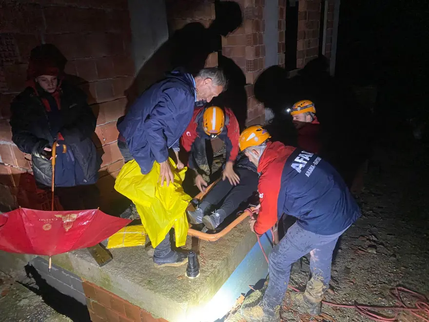 Rize'de heyelan riski: Mahsur kalan 5 kişi kurtarıldı, 16 konut tahliye edildi 1