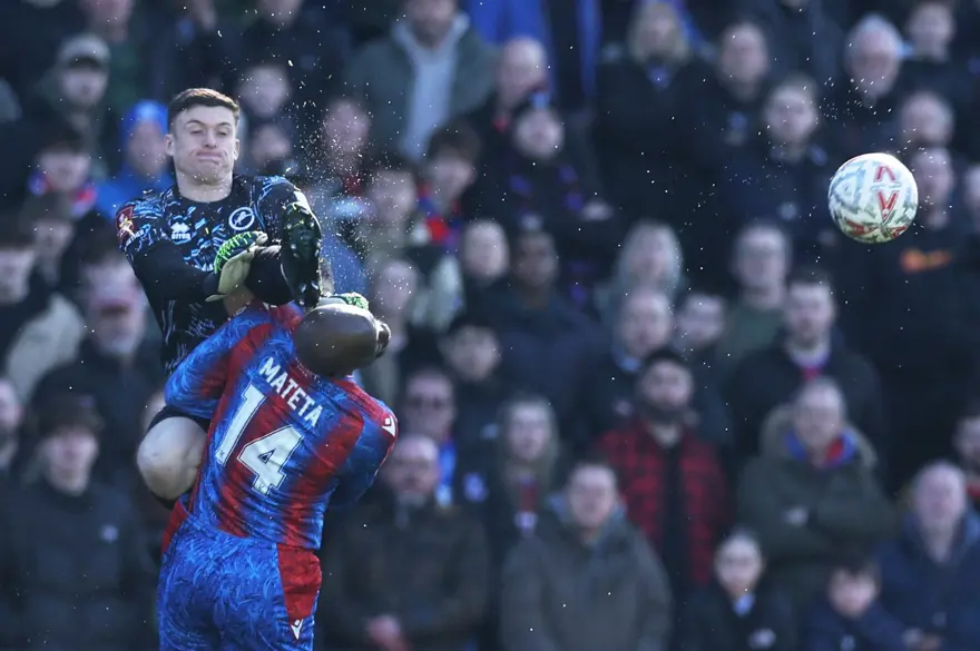 Kalecinin uçan tekmesiyle hastanelik oldu: Kafasına 25 dikiş atıldı! Kalecinin uçan tekmesiyle hastanelik oldu: Kafasına 25 dikiş atıldı!