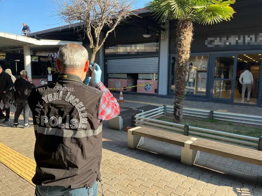 AVM’de film gibi kuyumcu soygunu: Havalandırma boşluğundaniçeri girdiler 3 AVM’de film gibi kuyumcu soygunu: Havalandırma boşluğundaniçeri girdiler 3
