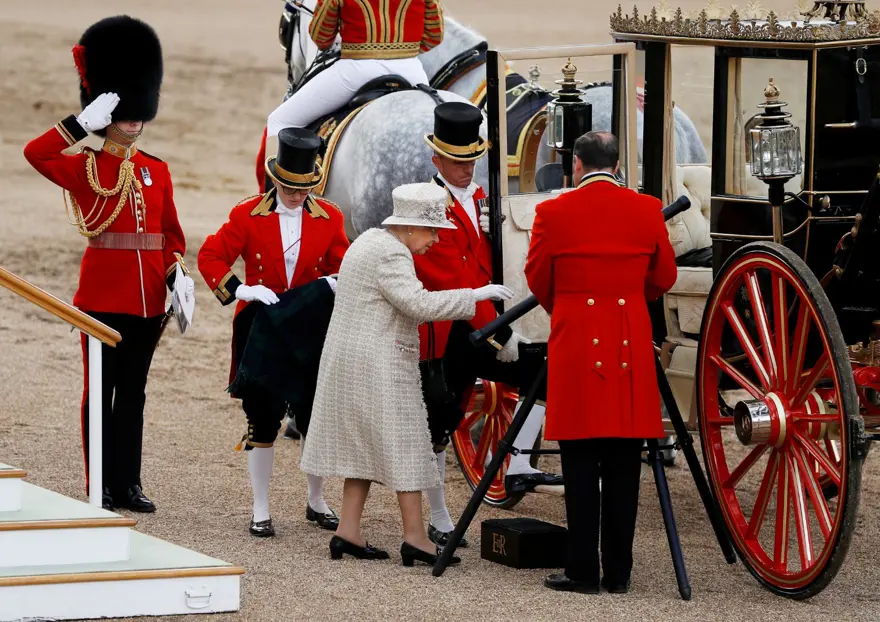 Kraliçe 2. Elizabeth için resmi geçit (93. doğum günü) 
