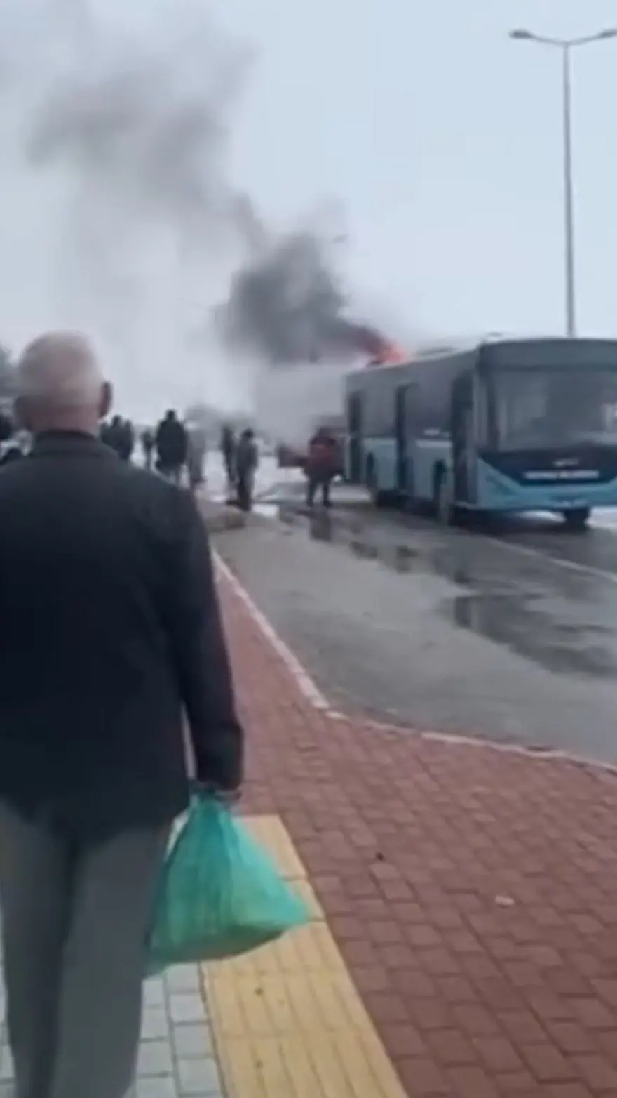 Belediye otobüsündeyangın paniği 1 Belediye otobüsündeyangın paniği 1