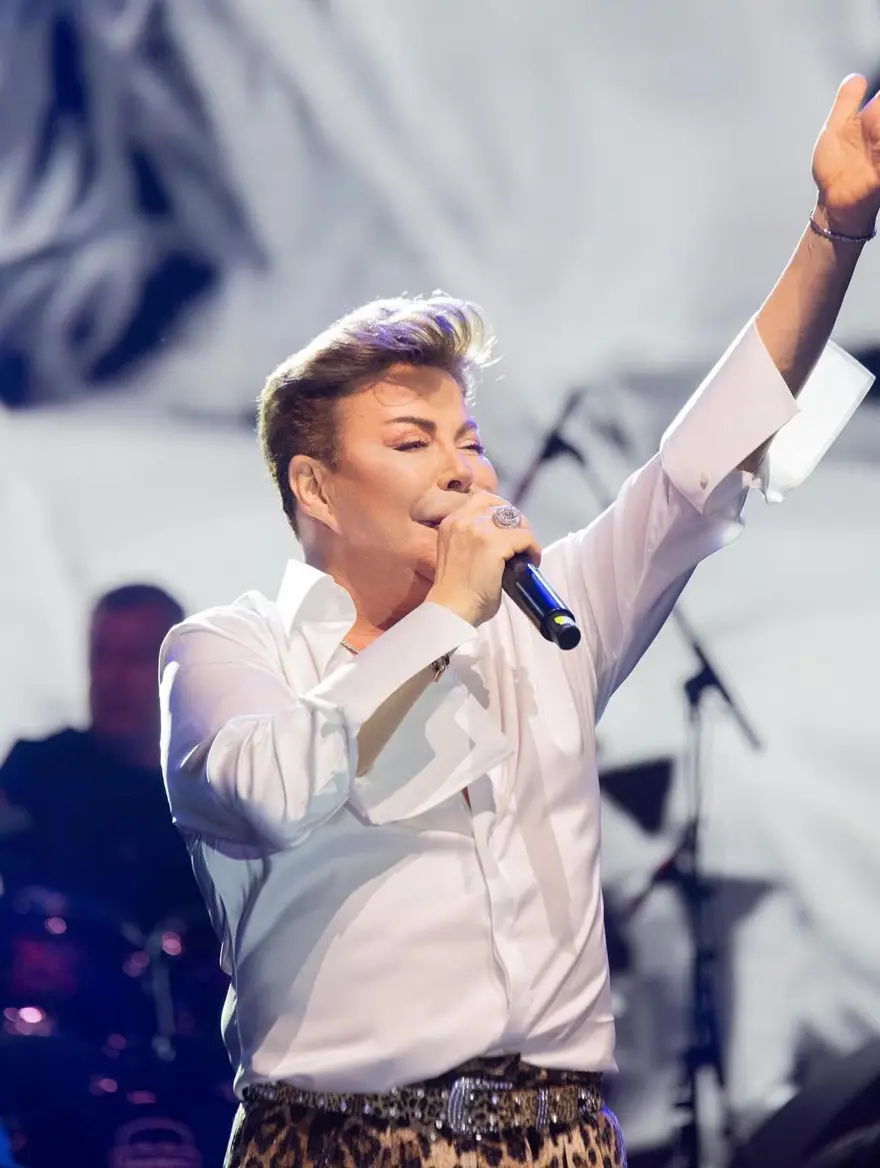 ŞARKILARI VE SAHNE ŞOVLARIYLA ADINDAN SÖZ ETTİRİYOR 5 ŞARKILARI VE SAHNE ŞOVLARIYLA ADINDAN SÖZ ETTİRİYOR 5