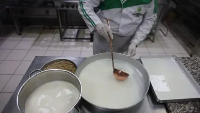 Osmanlı'dan günümüze Ramazan sofralarının en renkli tatlısı: Güllaç tatlısının olmazsa olmazı ne?