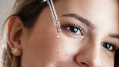 Az miktarda kullanıldığında bile siyah noktaları bitiriyor! Değdiği yerde ölü deri bırakmıyor